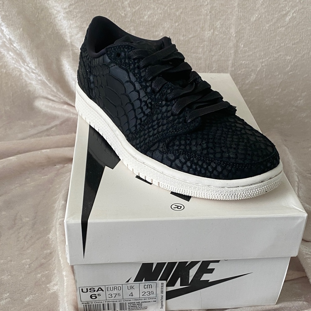 Nike Women's Black snake Textured Sneakers